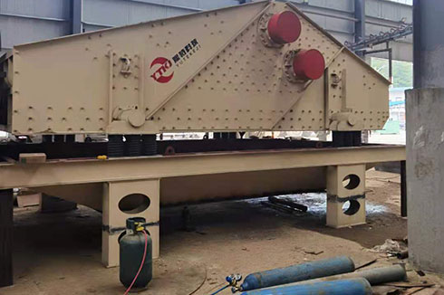 安慶市洗砂生產(chǎn)線配2048棒條篩、3060脫水篩。